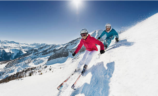 deux skieurs sur une piste