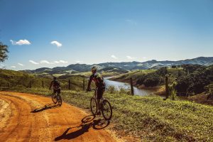 Cyclistes qui descendent une piste à vélo