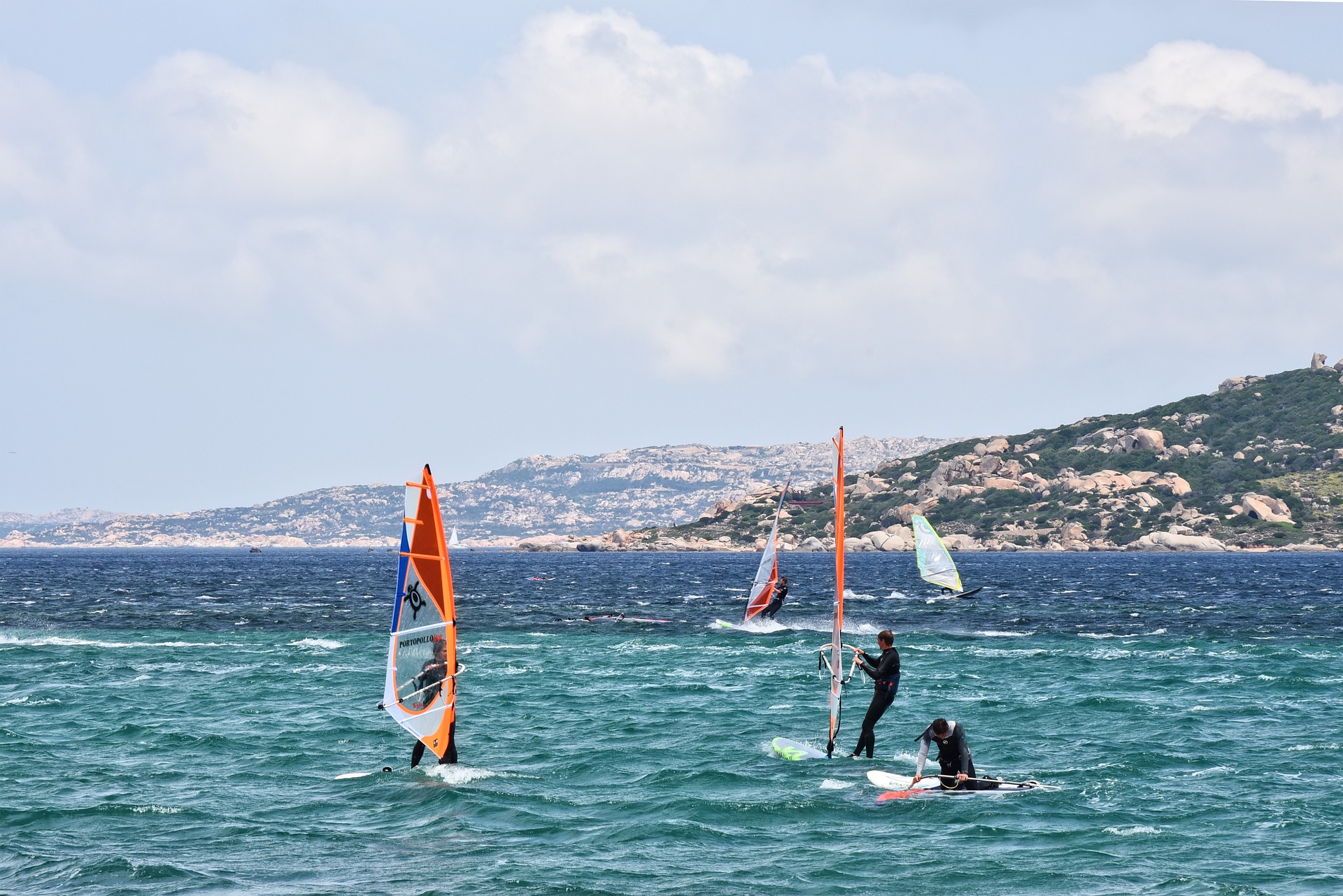 Planches à voiles sur la mer