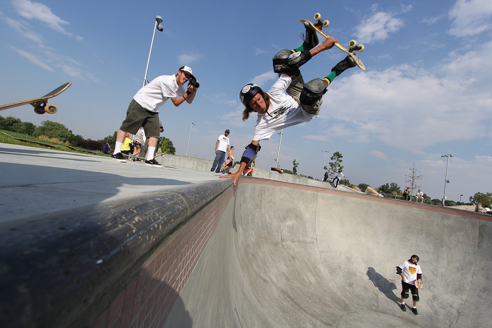 Skateur qui réalise un handplant sur son skate avec des protections