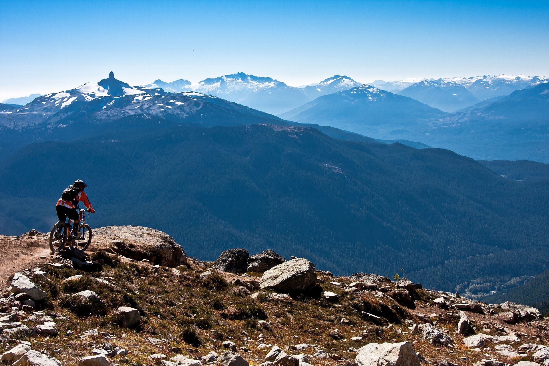 Cycliste qui admire le panorama de la montagne qu'il a devant lui