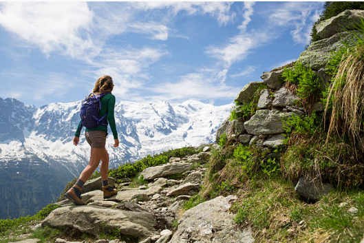 femme qui randonne en montagne