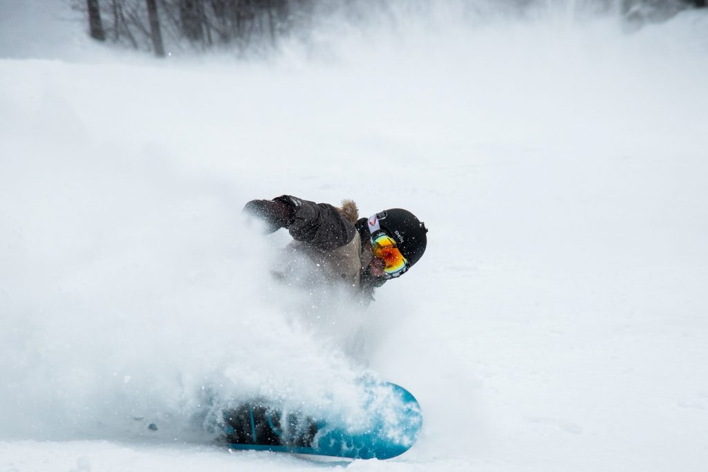 Homme qui fait du snowboard